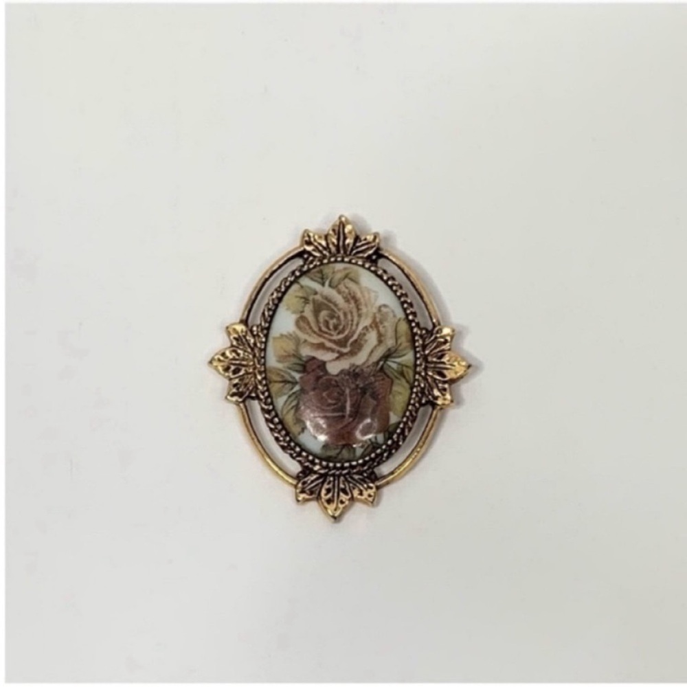 Vintage Sarah Coventry Floral Cameo Pendant Gold Tone Oval